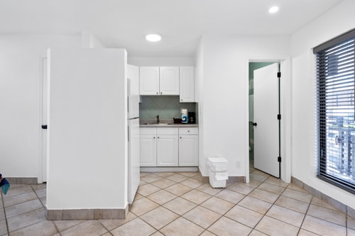 1BR Suite | 2 Queens + Kitchen + 2 Baths 16 Komffy
