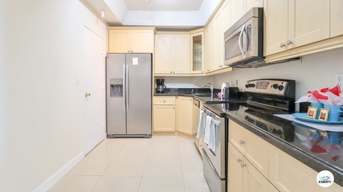 Komffy Penthouse w/ King Bed & Ocean View at Tides 5 Komffy