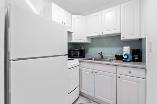 1BR Suite | 2 Queens + Kitchen + 2 Baths 6 Komffy