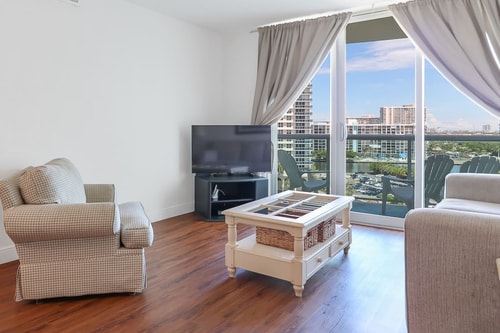 KOMFFY Oceanfront condo w/ 2 Queen beds at Tides 4 Komffy