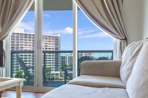 KOMFFY Oceanfront condo w/ 2 Queen beds at Tides 5 Komffy