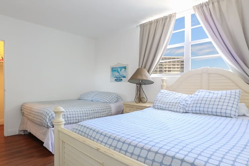 KOMFFY Oceanfront condo w/ 2 Queen beds at Tides 14 Komffy