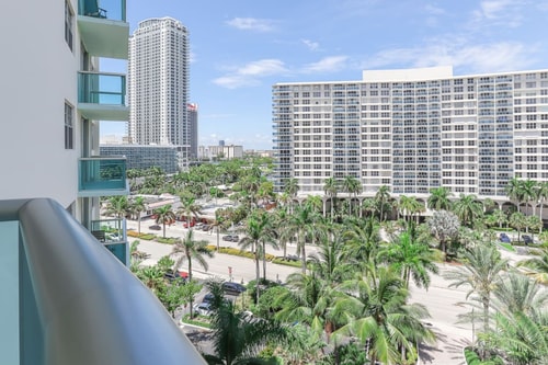 KOMFFY Oceanfront condo w/ 2 Queen beds at Tides 23 Komffy