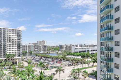 KOMFFY Oceanfront condo w/ 2 Queen beds at Tides 24 Komffy