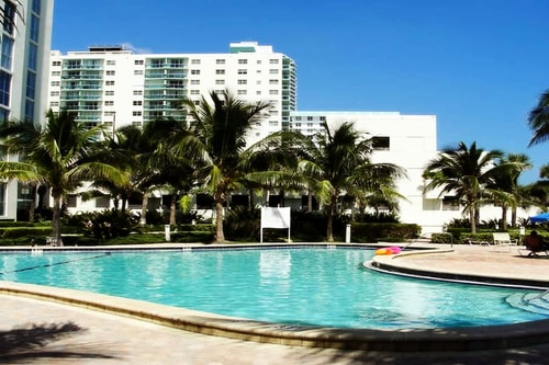 KOMFFY Oceanfront condo w/ 2 Queen beds at Tides 32 Komffy