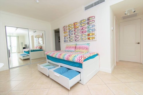 KOMFFY Beach House 1 Bedroom King Beds 8 Komffy