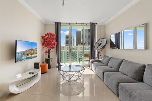 Penthouse w/ King Bed & Ocean View at Tides 5 Komffy Canada