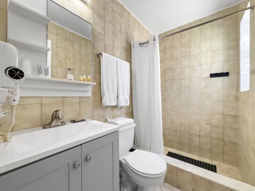 2BR Suite | 2 Queens + Kitchen + 2 Baths 21 Komffy