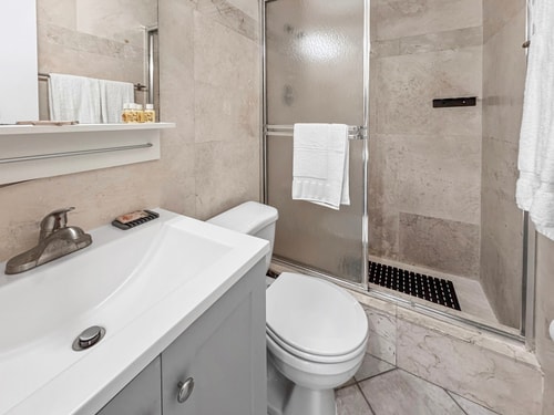 Queen Studio + Kitchenette | Beach Access 12 Komffy