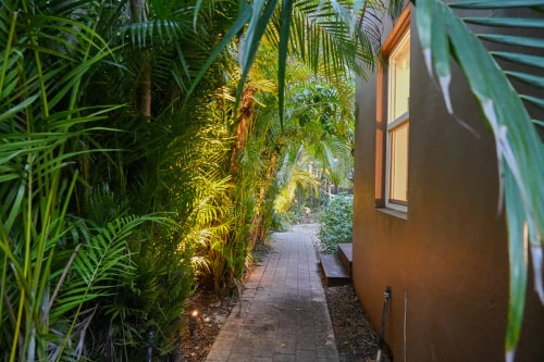 Breathtaking 2BR 2BA House FLL 17 Komffy