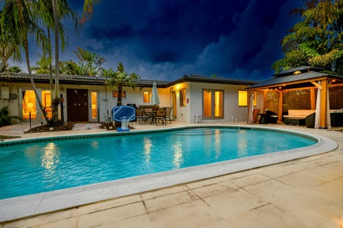 Lush 4 BED 2 BATH FLL 22 Komffy