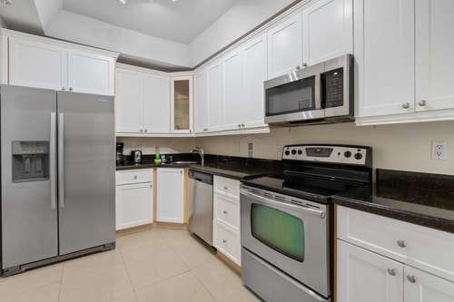 Penthouse w/ King Bed & Ocean View at Tides 24 Komffy Canada