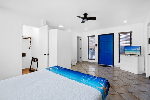 Queen Studio + Kitchen | Clean & Bright 3 Komffy