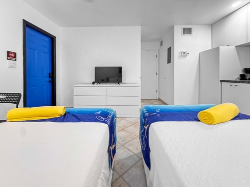 Chic Studio + Kitchenette | Smart TV 2 Komffy