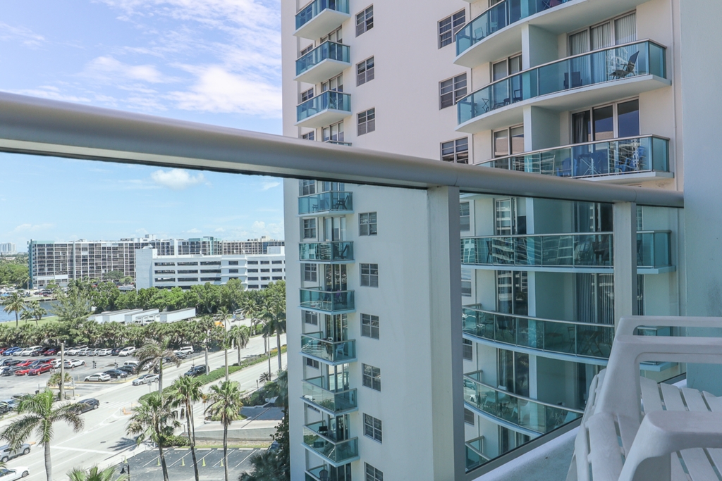 Komffy Apt w/2 Queen Beds & Canal View at Tides 7 Komffy