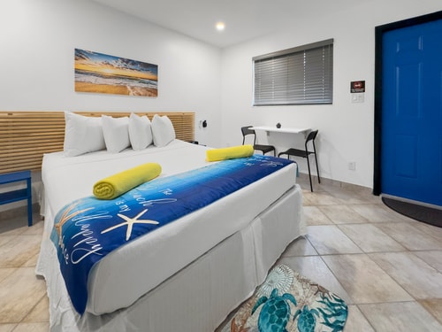 Modern Queen Studio + Kitchen | Wi-Fi 18 Komffy