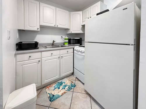 Queen Studio + Kitchenette | Beach Access 9 Komffy
