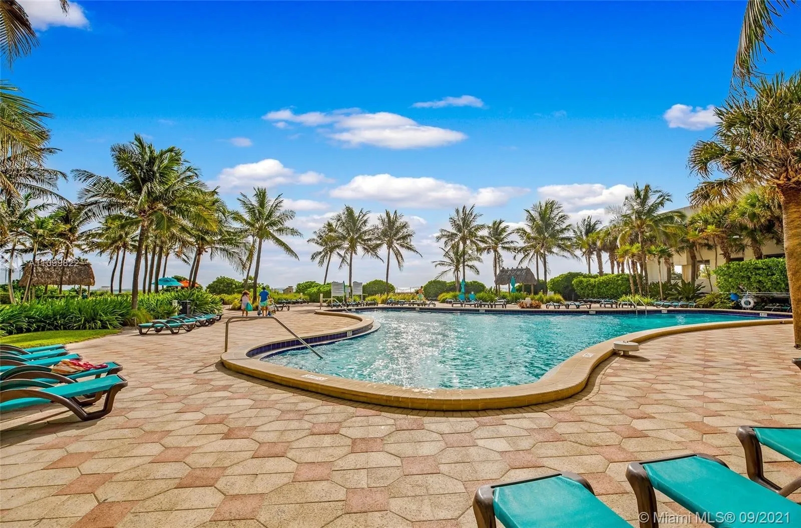 Home w/2 Queen beds & Ocean View (5th floor) | Tides 19 Komffy