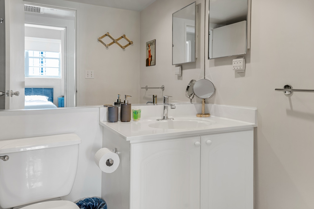 Penthouse w/Queen Bed & Ocean View at Tides 15 Komffy