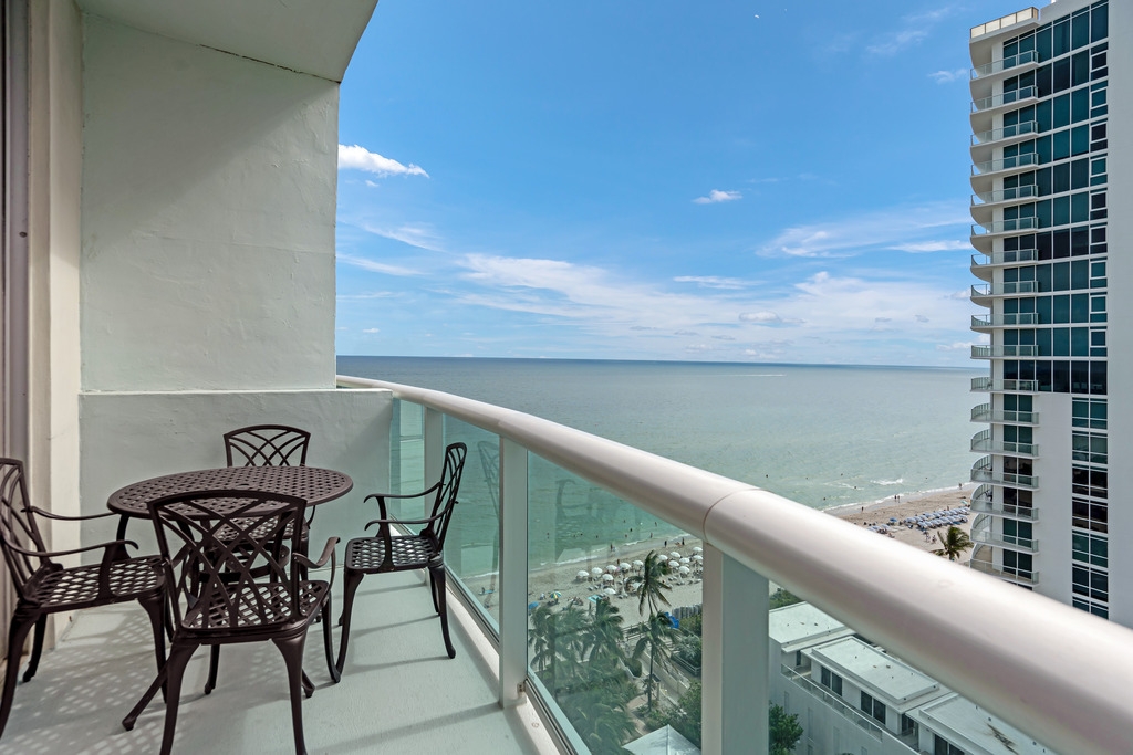 Penthouse w/Queen Bed & Ocean View at Tides 9 Komffy