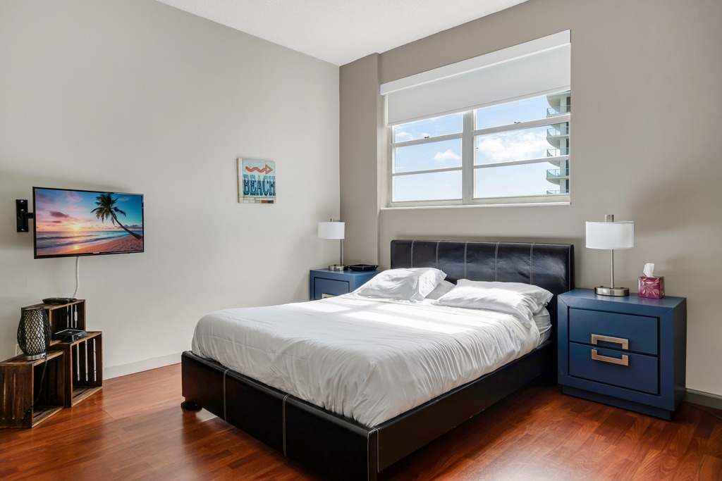 Penthouse w/Queen Bed & Ocean View at Tides 19 Komffy