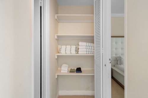 Penthouse w/ King Bed & Ocean View at Tides 1 Komffy Canada
