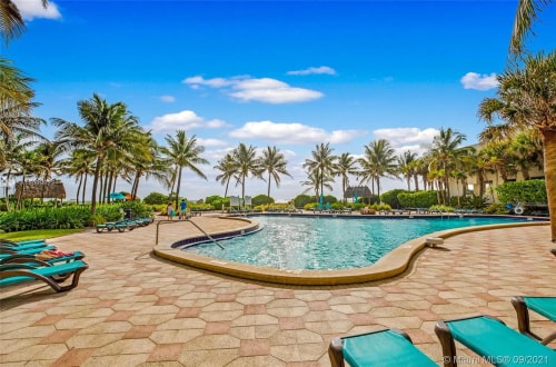 1BED Condo w/Pool View | 3rd Floor at Tides 34 Komffy