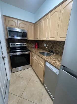 Modern Beachfront Suite at Hollywood Broadwalk 7 Komffy