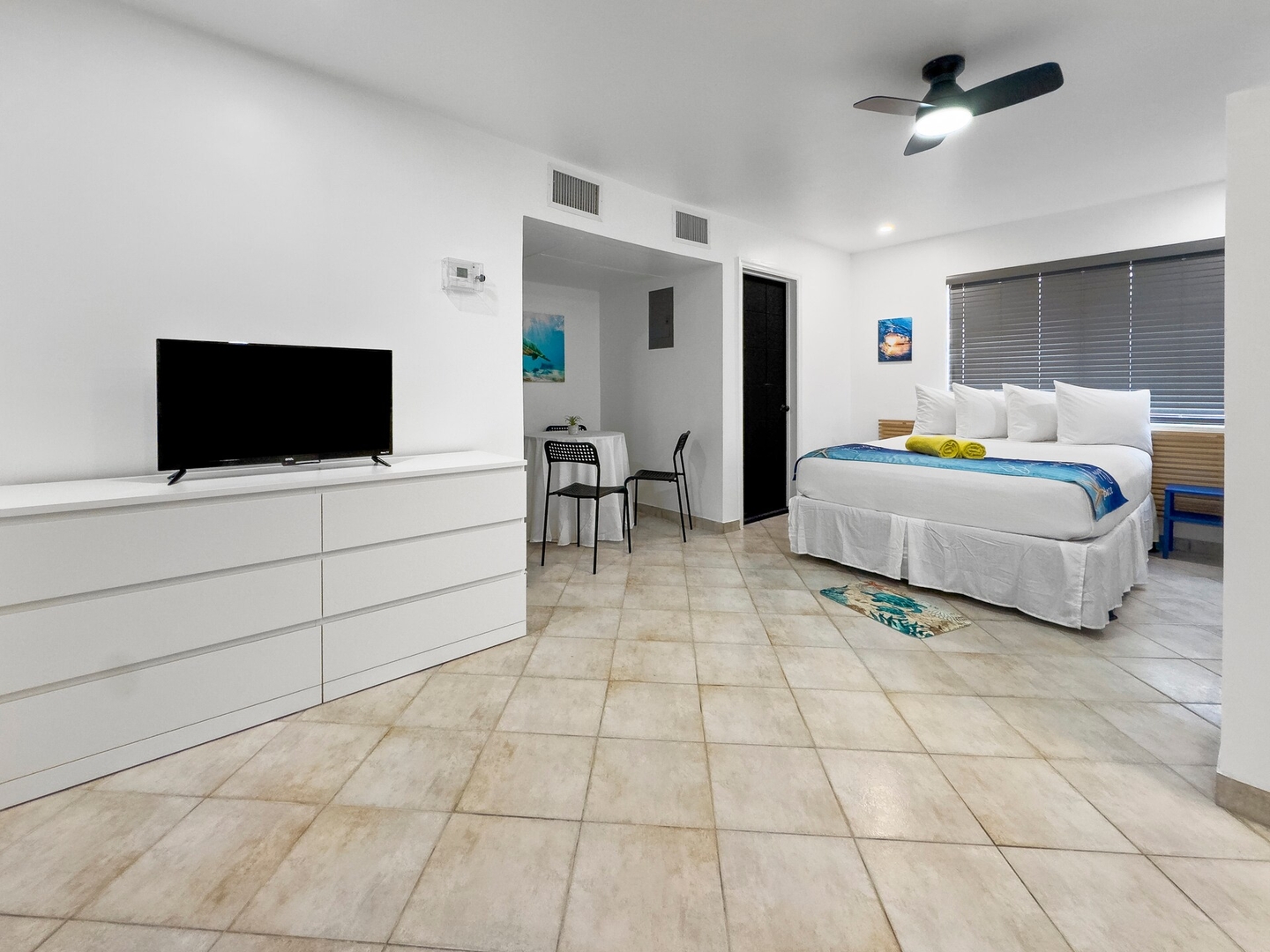 Spacious Queen Studio + Full Kitchen Komffy