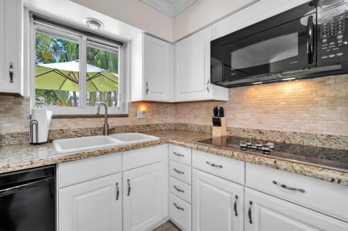 Lush 4 BED 2 BATH FLL 12 Komffy
