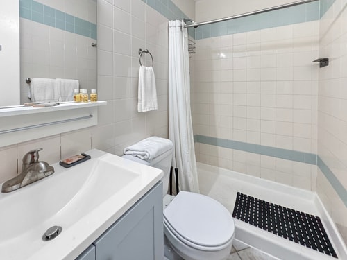 2BR Suite | 2 Queens + Kitchen + 2 Baths 12 Komffy