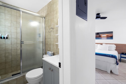 Spacious Queen Studio + Full Kitchen 37 Komffy