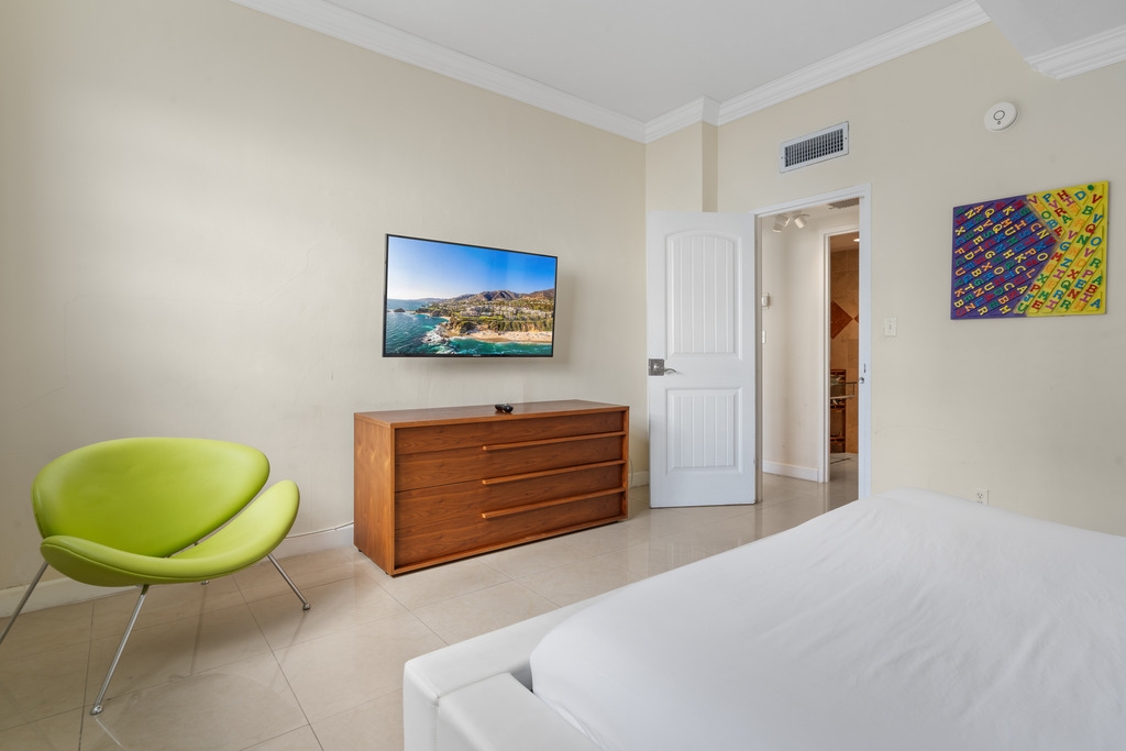 Penthouse w/ King Bed & Ocean View at Tides 17 Komffy