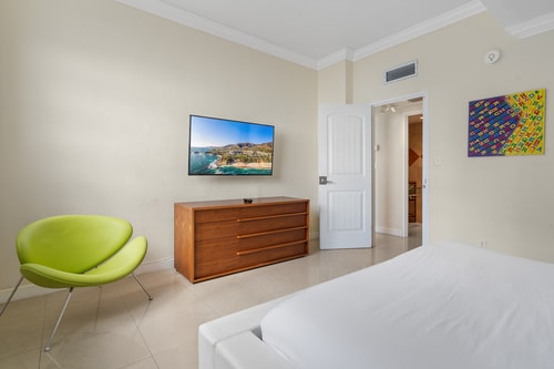 Penthouse w/ King Bed & Ocean View at Tides 17 Komffy Canada