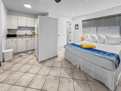 Queen Studio + Kitchenette | Beach Access 10 Komffy