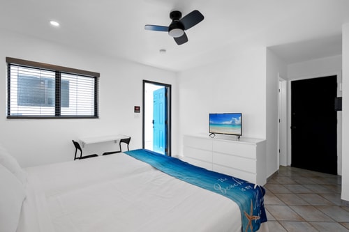 Modern Queen Studio + Kitchenette | Wi-Fi 40 Komffy