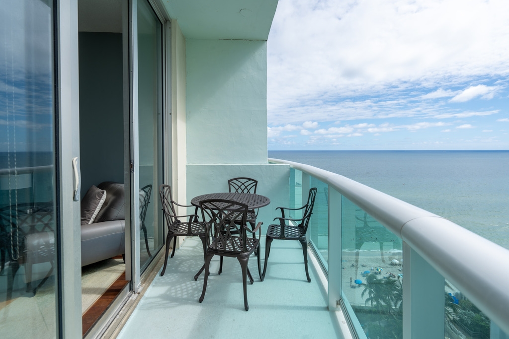 Penthouse w/Queen Bed & Ocean View at Tides 11 Komffy