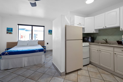 Queen Studio + Kitchen | Clean & Bright 2 Komffy