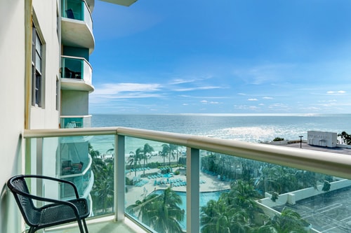 Apartment w/2 King Bed & OceanView at Tides 19 Komffy