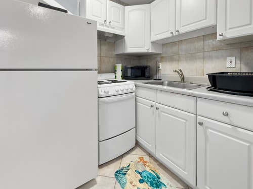 Modern Queen Studio + Kitchen | Wi-Fi 17 Komffy