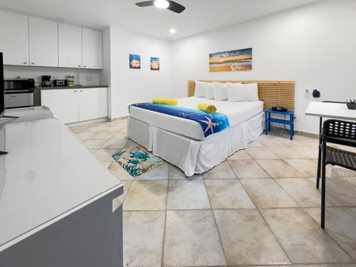 Cozy Queen Studio + Kitchenette | Walkable 7 Komffy