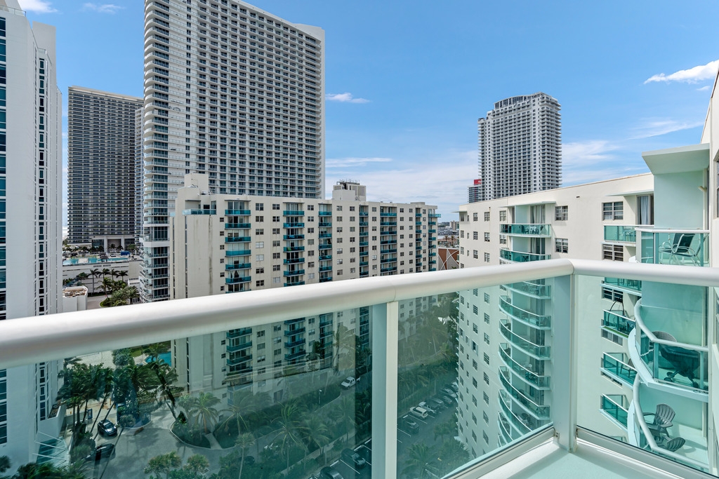 Penthouse w/Queen Bed & Ocean View at Tides 12 Komffy