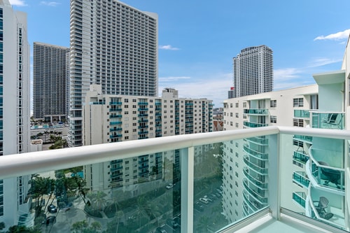Penthouse w/Queen Bed & Ocean View at Tides 12 Komffy Canada