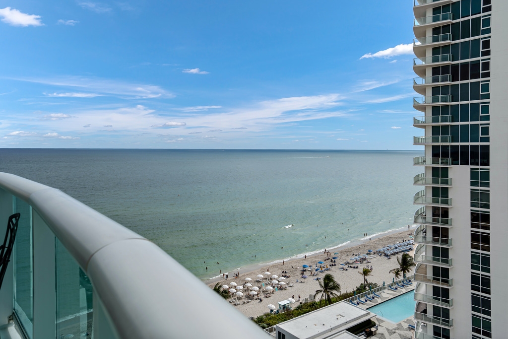 Penthouse w/Queen Bed & Ocean View at Tides 13 Komffy
