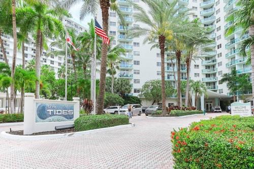 1BED Condo w/Pool View | 3rd Floor at Tides 27 Komffy
