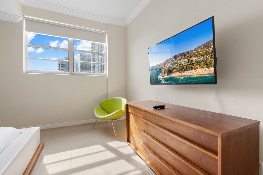 Penthouse w/ King Bed & Ocean View at Tides 18 Komffy