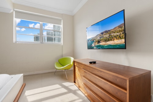 Penthouse w/ King Bed & Ocean View at Tides 18 Komffy Canada
