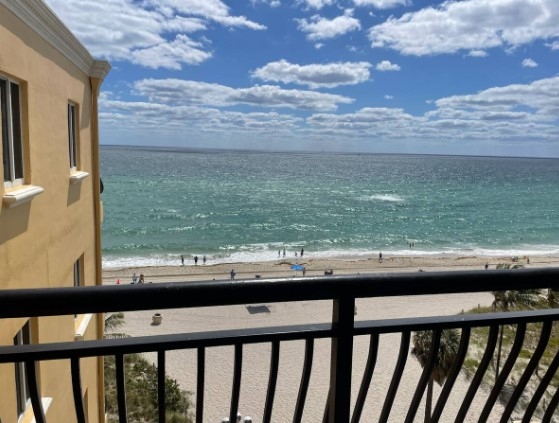 Modern Beachfront Suite at Hollywood Broadwalk 5 Komffy