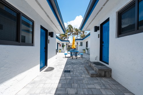 Modern Queen Studio + Kitchenette | Wi-Fi 24 Komffy
