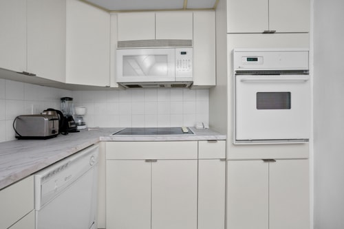 Condo w/2 Queen beds & Ocean View | Tides 13 Komffy